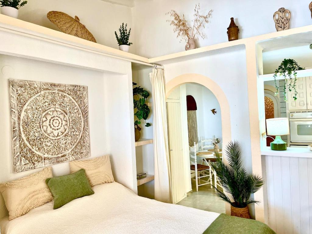 Ένα ή περισσότερα κρεβάτια σε δωμάτιο στο mediterranean studio with sun terrace and sea view