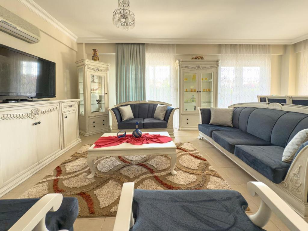A television and/or entertainment centre at Paradise Town Villa Orchard
