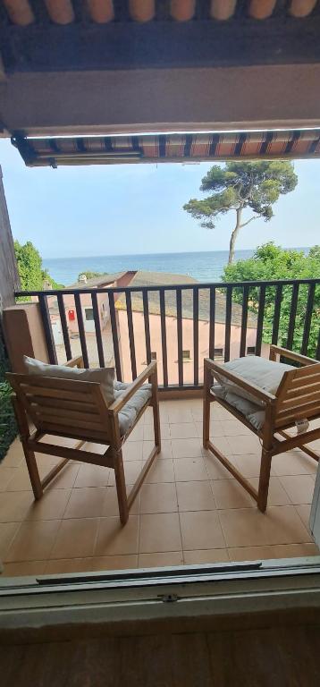 un balcon avec deux chaises et une vue sur l'océan dans l'établissement L'Horizon vue mer, à La Seyne-sur-Mer
