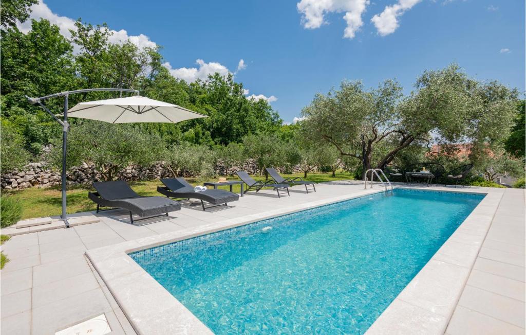 Bazén v ubytovaní Three-Bedroom Holiday Home In Vinjani Donji alebo v jeho blízkosti