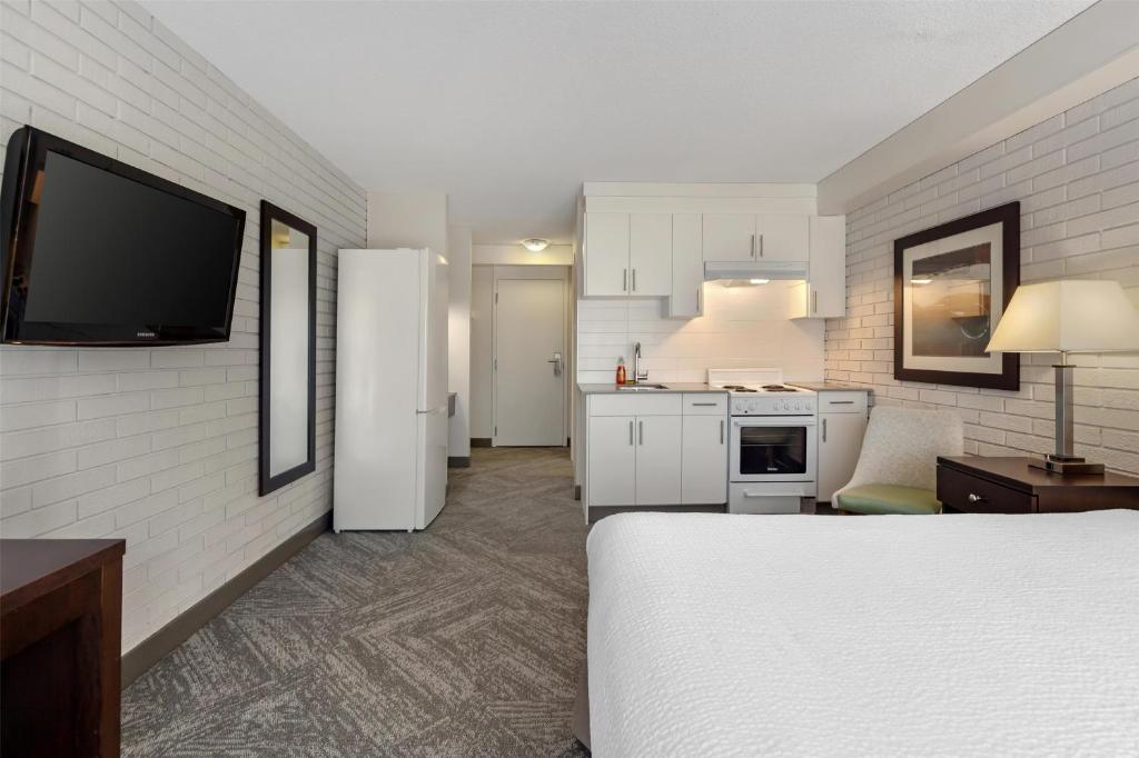 
Queen Room with Kitchenette - Non-Smoking
