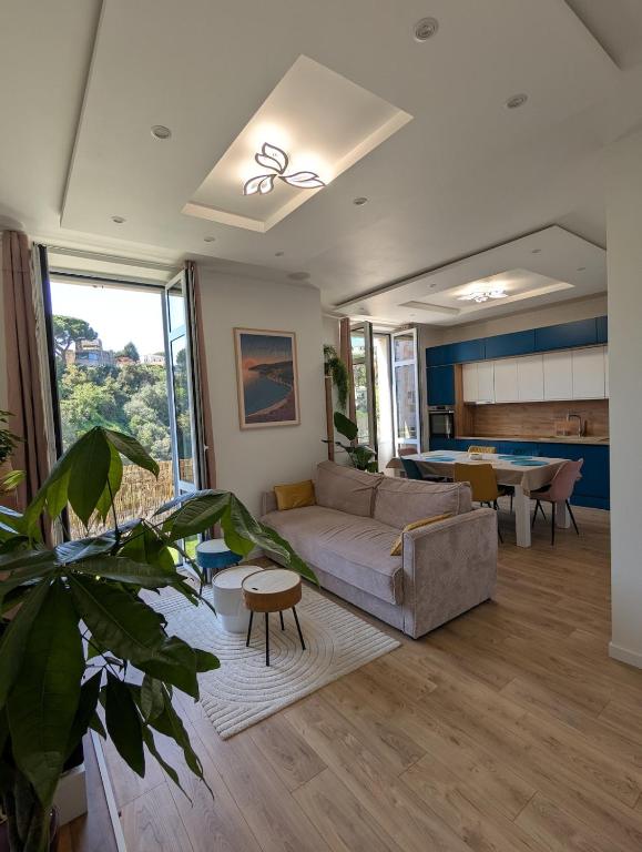 un salon avec un canapé et une table dans l'établissement Cosy T4 walk to Center, Festivals,Congress,Beach, à Cannes