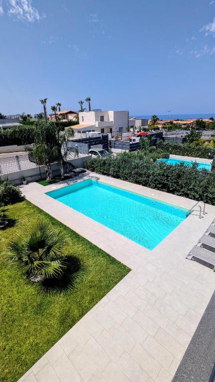 une piscine au milieu d'une cour dans l'établissement Villa Milicia, à Altavilla Milicia