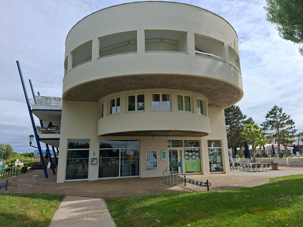un bâtiment circulaire avec un sommet rond dans l'établissement Appartements 2 chambres port de Dienville, à Dienville