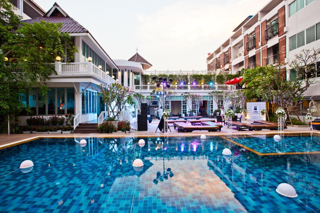 a swimming pool in the middle of a building at Paradise Hotel Udonthani in Udon Thani