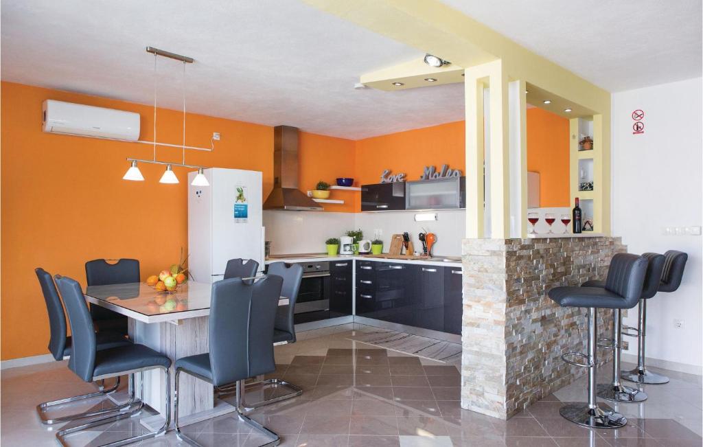 Kuchyňa alebo kuchynka v ubytovaní 1 Bedroom Amazing Apartment In Trogir