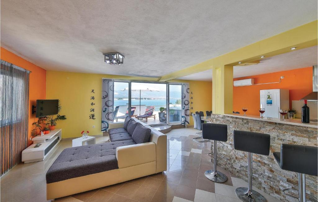 Televízia a/alebo spoločenská miestnosť v ubytovaní 1 Bedroom Amazing Apartment In Trogir