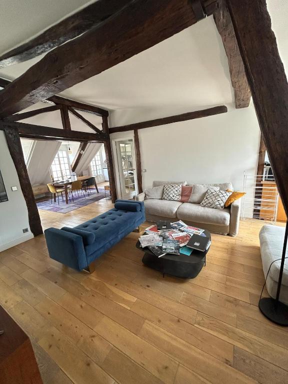 un salon avec un canapé et une table dans l'établissement Luxurious apartment Palais de l'Élysée, à Paris
