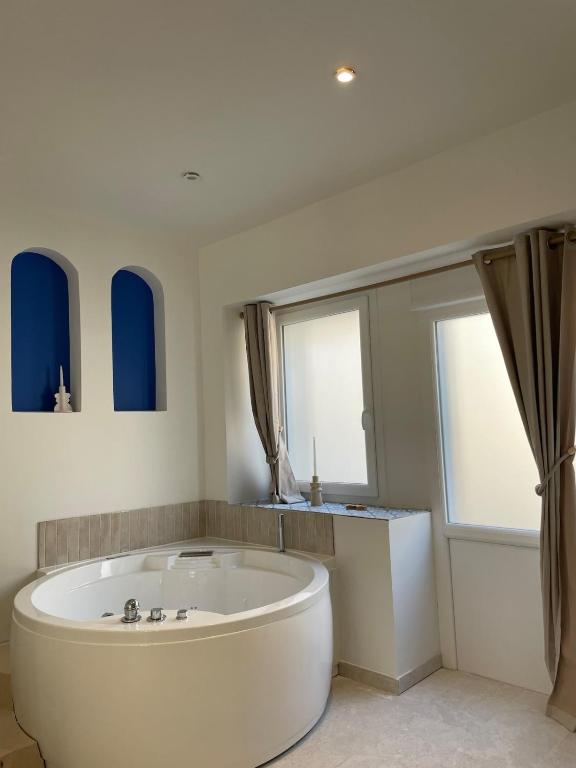 Photo de la galerie de l'établissement Maison à 2 pas du Mont-St-Michel, à Saint-Georges-de-Reintembault