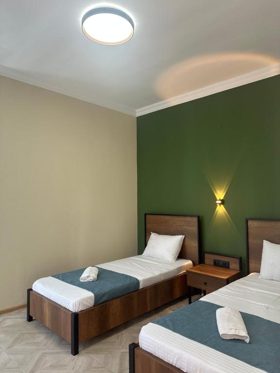 Postel nebo postele na pokoji v ubytování Hotel albatros shekvetili