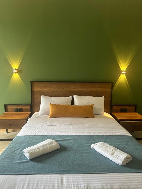 Postel nebo postele na pokoji v ubytování Hotel albatros shekvetili