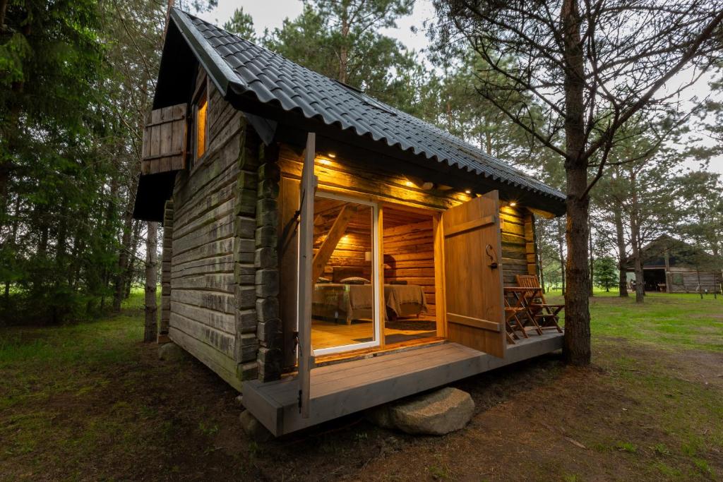 a small log cabin with a large window at Noorendik in Halla