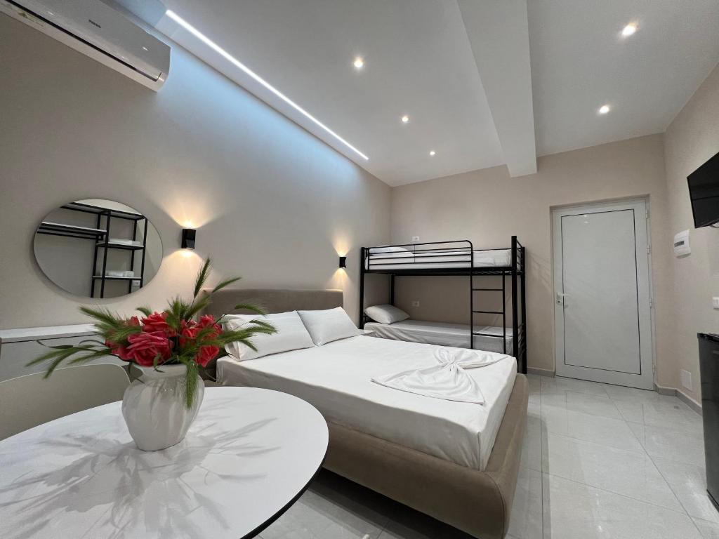 Postel nebo postele na pokoji v ubytování Aloju Rooms