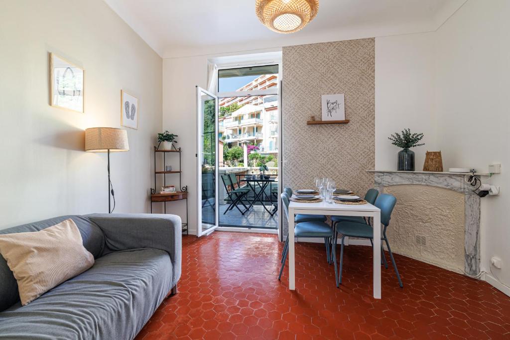 un salon avec un canapé et une table dans l'établissement FOSSAN - Charmant appartement à 5min du centre-ville, à Menton