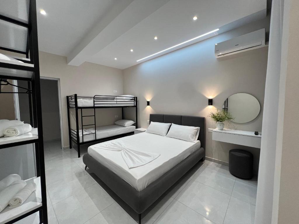 Postel nebo postele na pokoji v ubytování Aloju Rooms