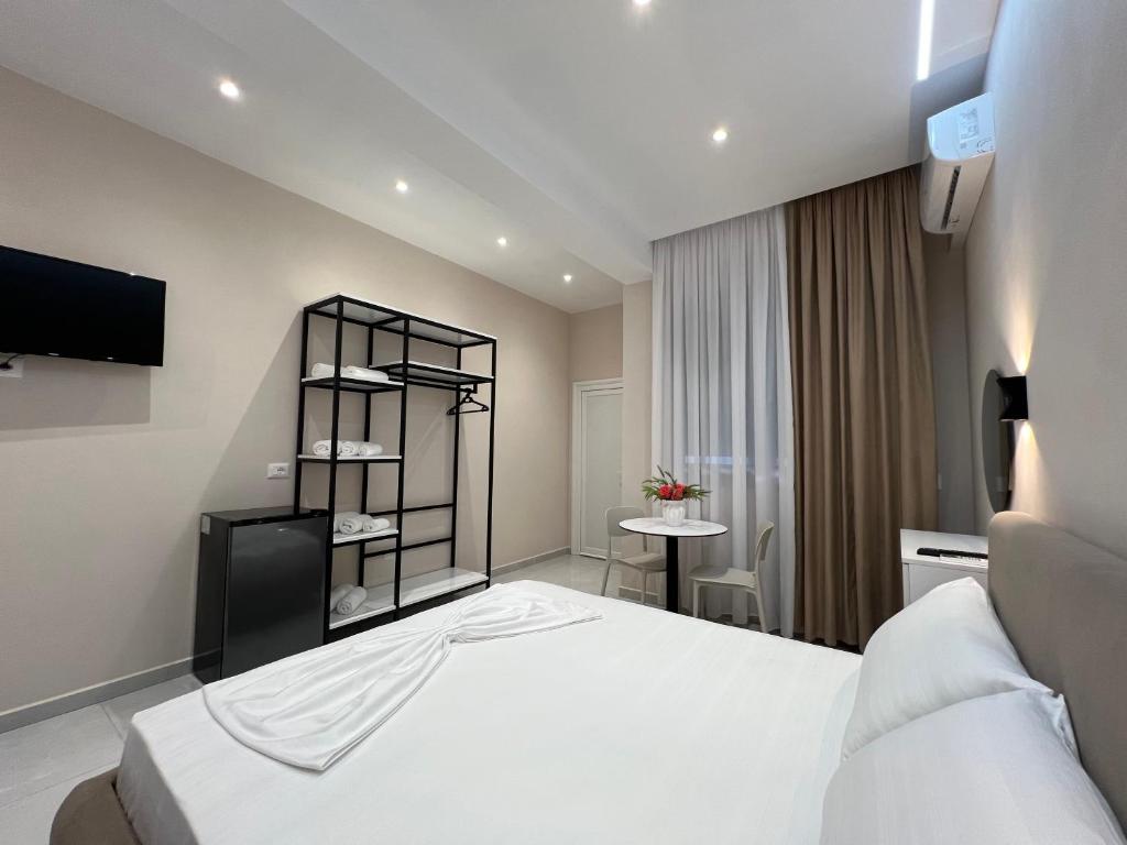Postel nebo postele na pokoji v ubytování Aloju Rooms