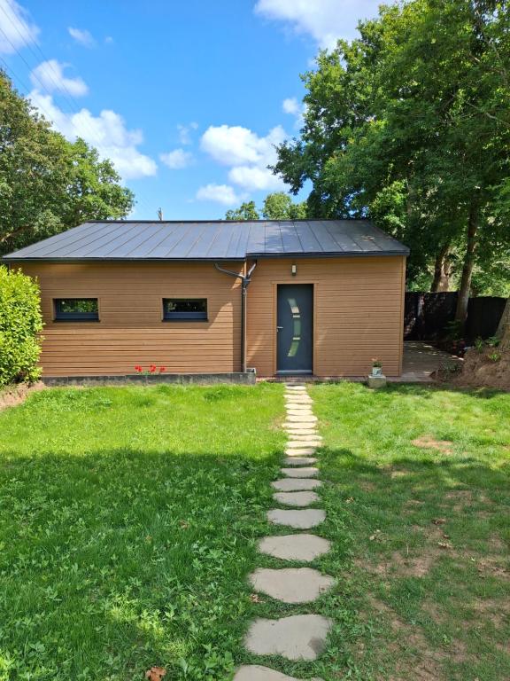 une maison avec un chemin en face d'une cour dans l'établissement Gîte ty Marie à Benodet, à Bénodet