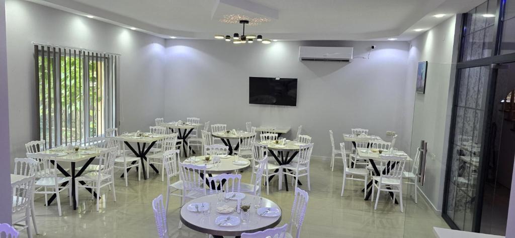 TV a/nebo společenská místnost v ubytování Hotel albatros shekvetili