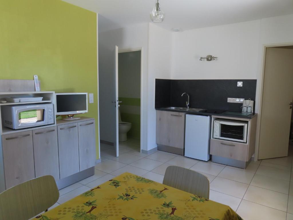 - une cuisine avec évier et table dans l'établissement Appartement neuf dans maison individuelle, à Bergerac