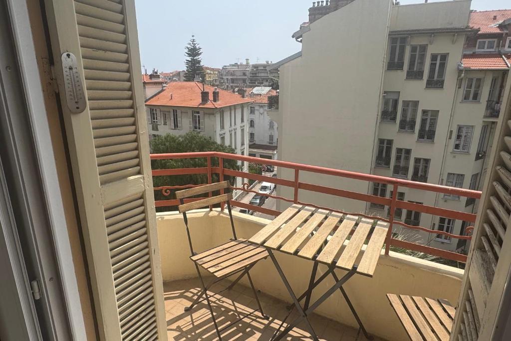 une chaise assise sur un balcon avec vue dans l'établissement Top Floor Central Steps from the sea, à Nice