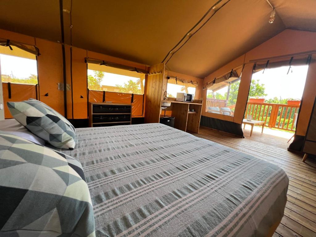 Postel nebo postele na pokoji v ubytování CàSolare Glamping Experience Sperlonga