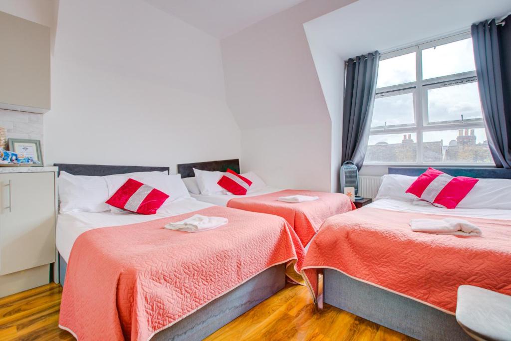 Postel nebo postele na pokoji v ubytování Georgian Hotel
