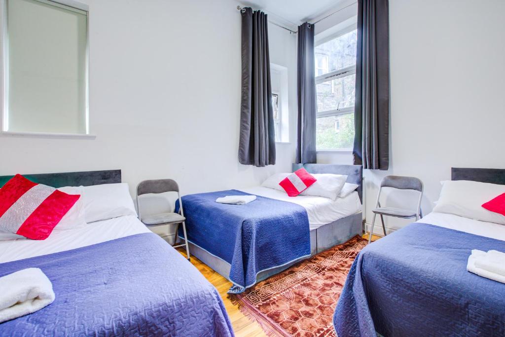 Postel nebo postele na pokoji v ubytování Georgian Hotel