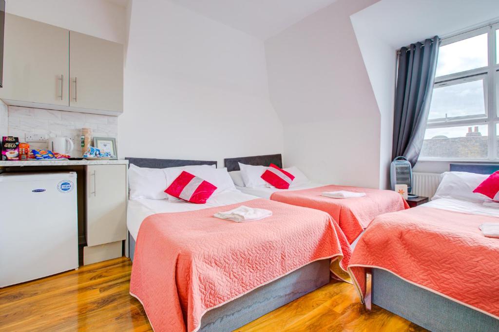 Postel nebo postele na pokoji v ubytování Georgian Hotel