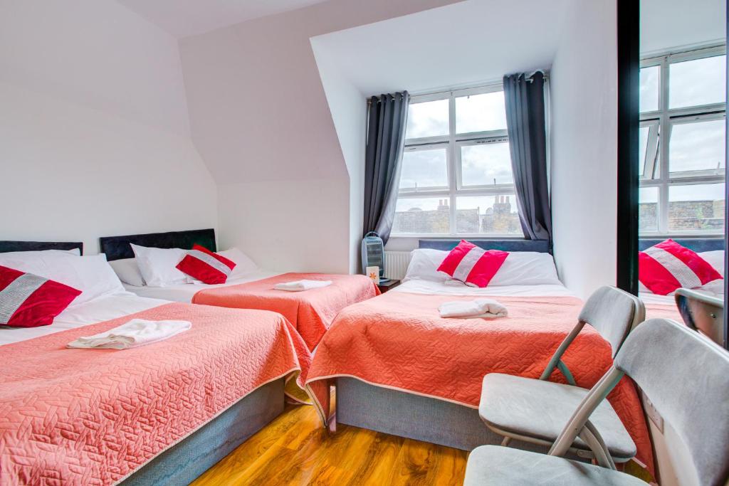 Postel nebo postele na pokoji v ubytování Georgian Hotel