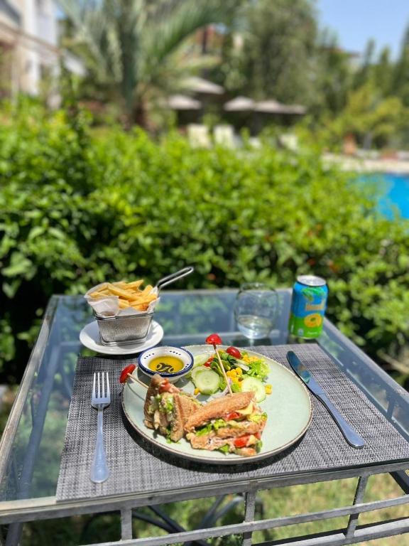 einen Tisch mit einem Teller Essen drauf. in der Unterkunft Dar Tanja Boutique Hotel in Tangier