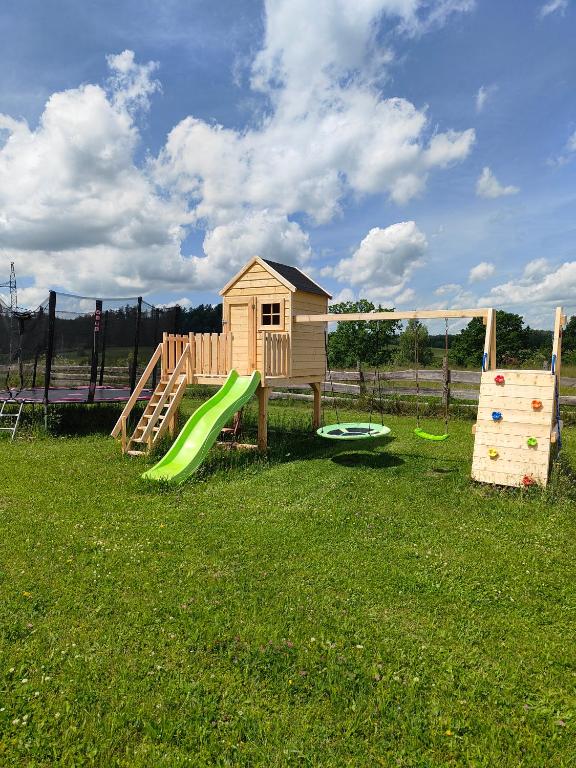 Herní místnost nebo prostor pro děti v ubytování Glamping Niebiańska Osada Jurty Dolnośląskie & SPA