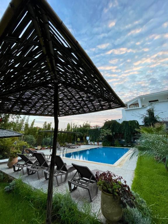 eine Gruppe von Stühlen neben einem Pool in der Unterkunft Dar Tanja Boutique Hotel in Tangier