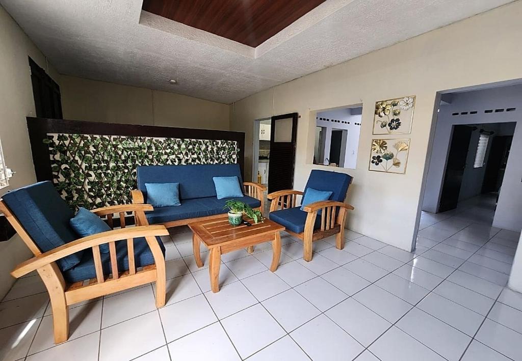a living room with blue chairs and a table at Casa Meraki, Granada, 3 dormitorios y 3 baños para 8 Personas in Granada