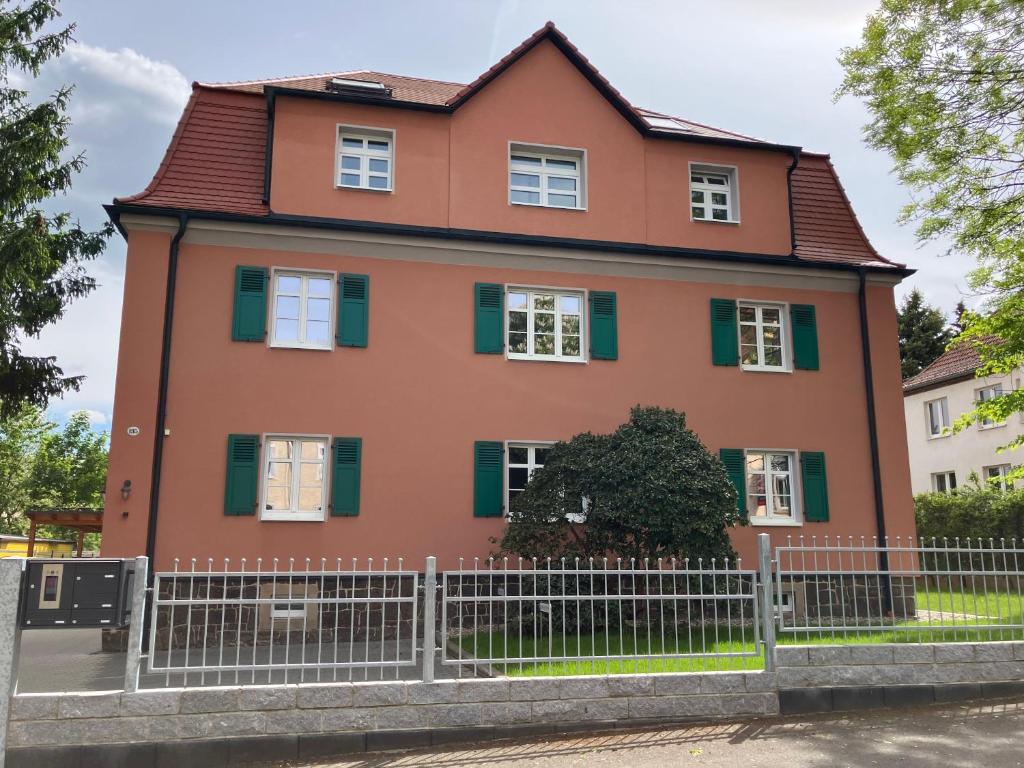 ein Haus mit einem Zaun davor in der Unterkunft Apartment-Haus Landeskrone in Dresden