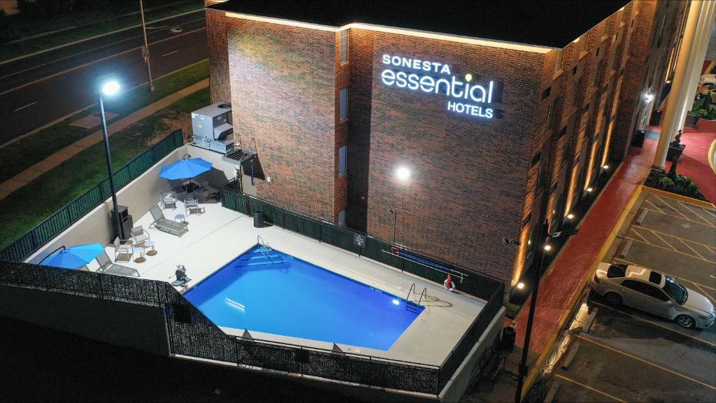 Bazén v ubytování Sonesta Essential Hotels Overland Park nebo v jeho okolí