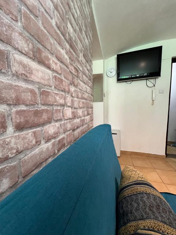 Televízia a/alebo spoločenská miestnosť v ubytovaní Studio