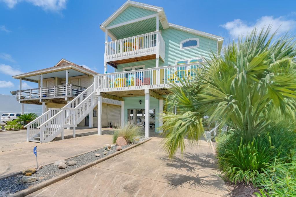 Virginia PointにあるBoat Slip and Decks Waterfront Gem Near Galveston!の2つのバルコニーとヤシの木のある家