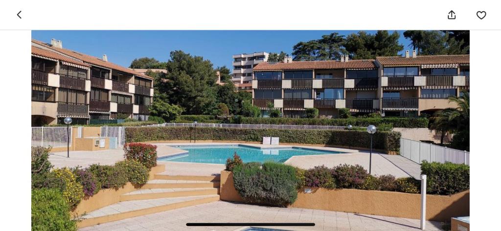 une image d'un complexe d'appartements avec piscine dans l'établissement Tamaris les jardins alizarines, à La Seyne-sur-Mer