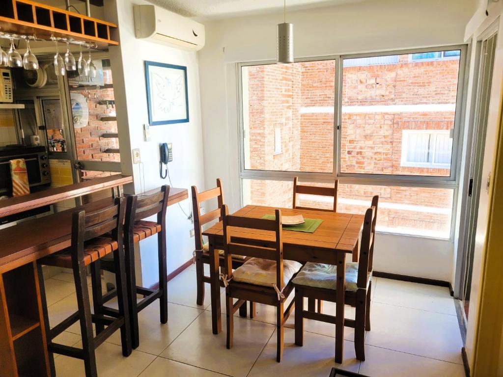 a dining room with a wooden table and chairs at APARTAMENTO 1 DORMITORIO EN PUNTA DEL ESTE in Punta del Este