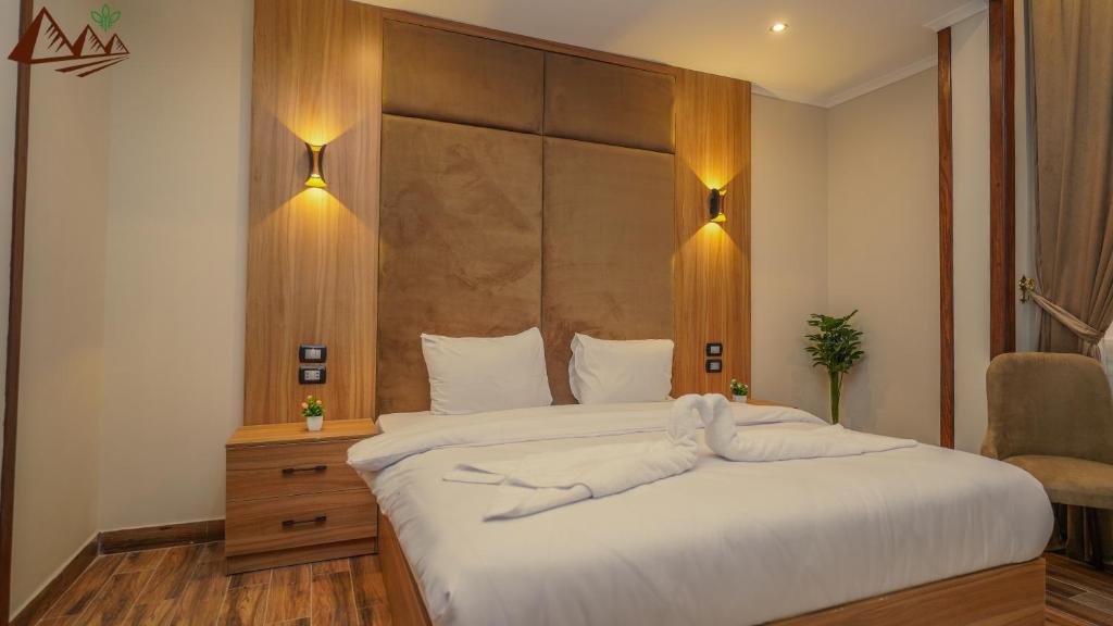 Postel nebo postele na pokoji v ubytování Suzana Pyramids hotel