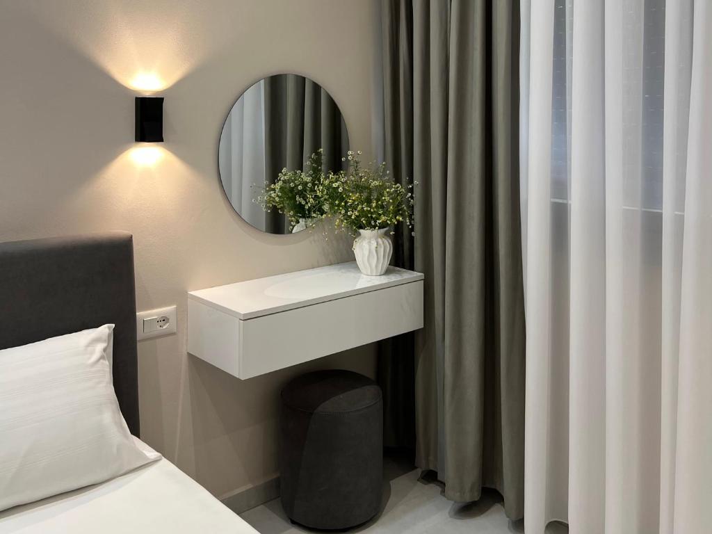 Postel nebo postele na pokoji v ubytování Aloju Rooms