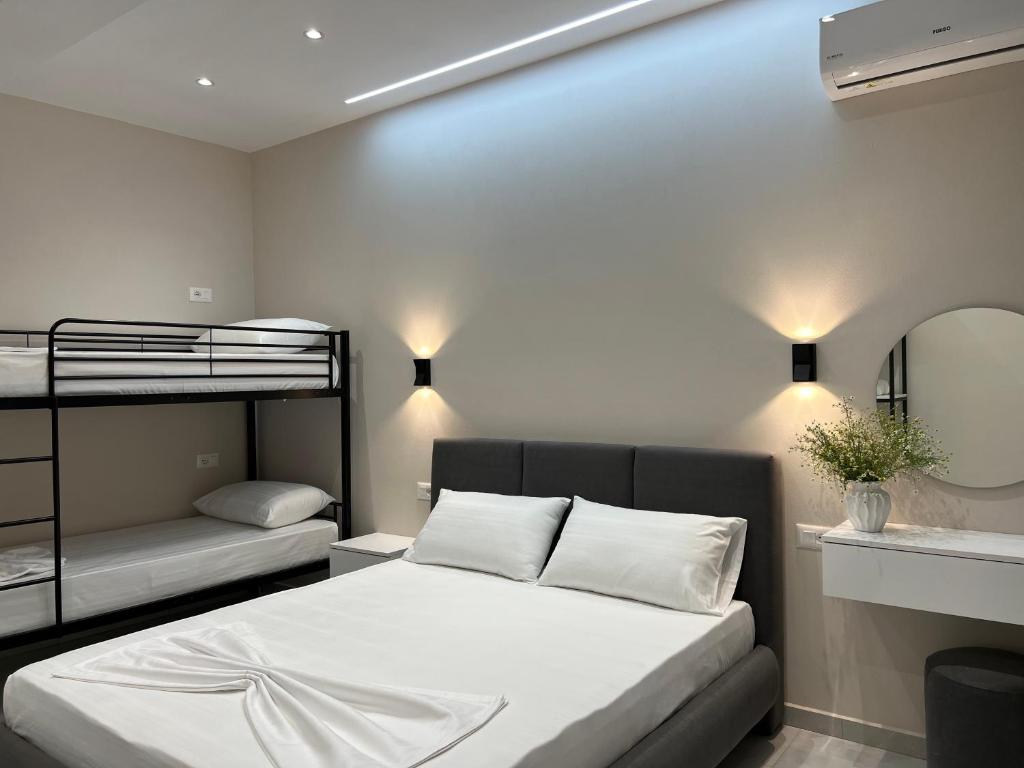 Postel nebo postele na pokoji v ubytování Aloju Rooms