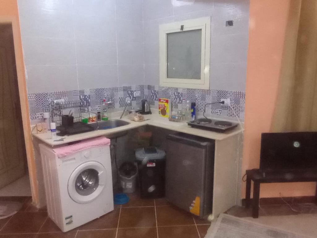 Kuchyň nebo kuchyňský kout v ubytování ALHASANI APARTMENT