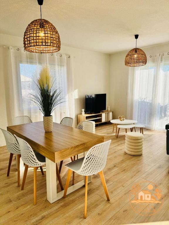 une salle à manger avec une table et des chaises dans l'établissement Villa Nuala, à Lignan-sur-Orb