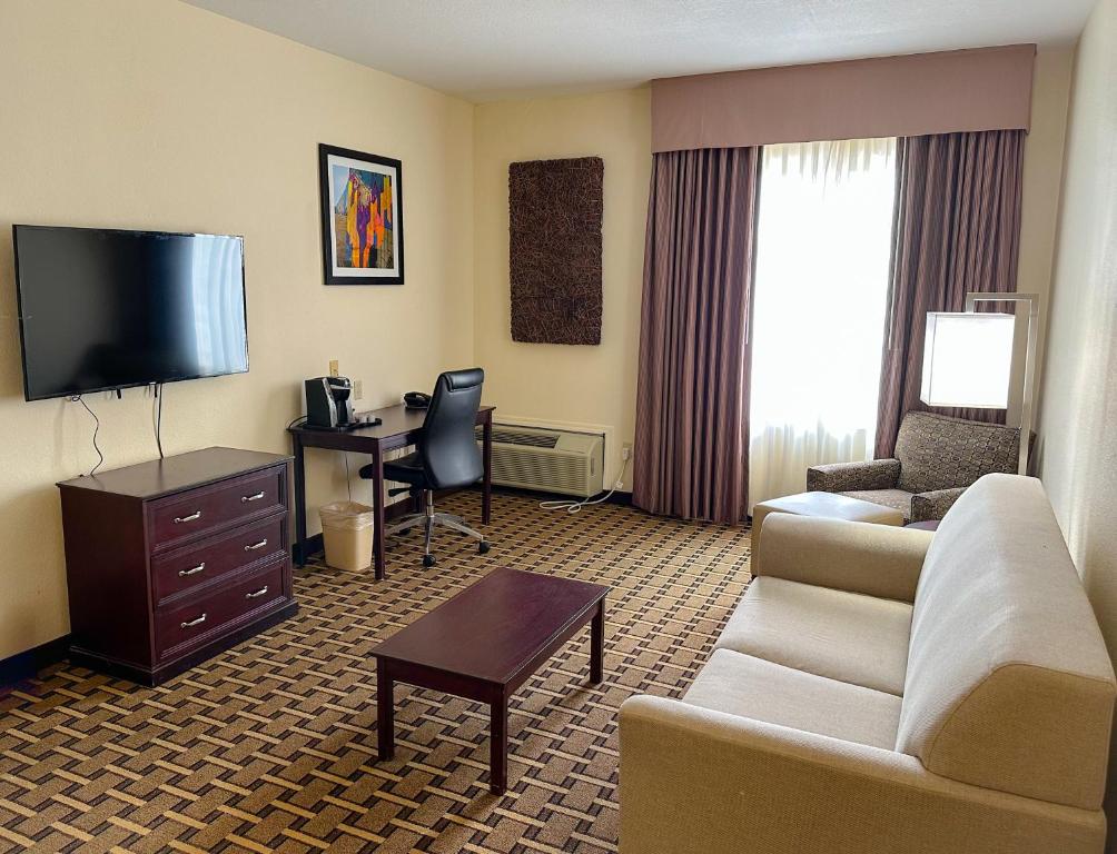 TV a/nebo společenská místnost v ubytování Sonesta Essential Hotels Overland Park