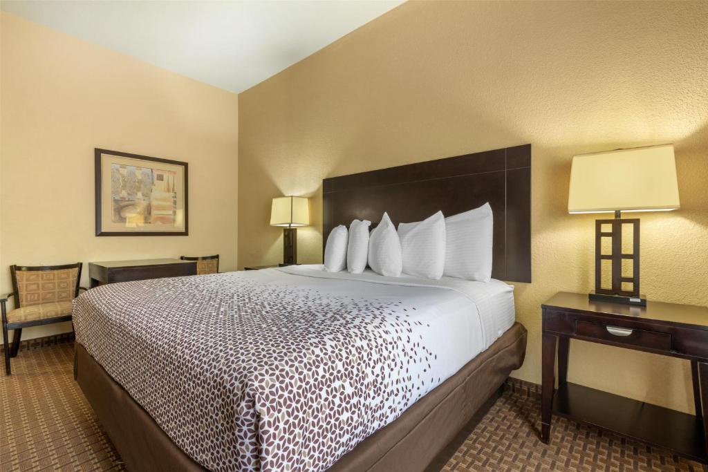 Best Western Bastrop Pines Inn - King Room - Non-Smoking