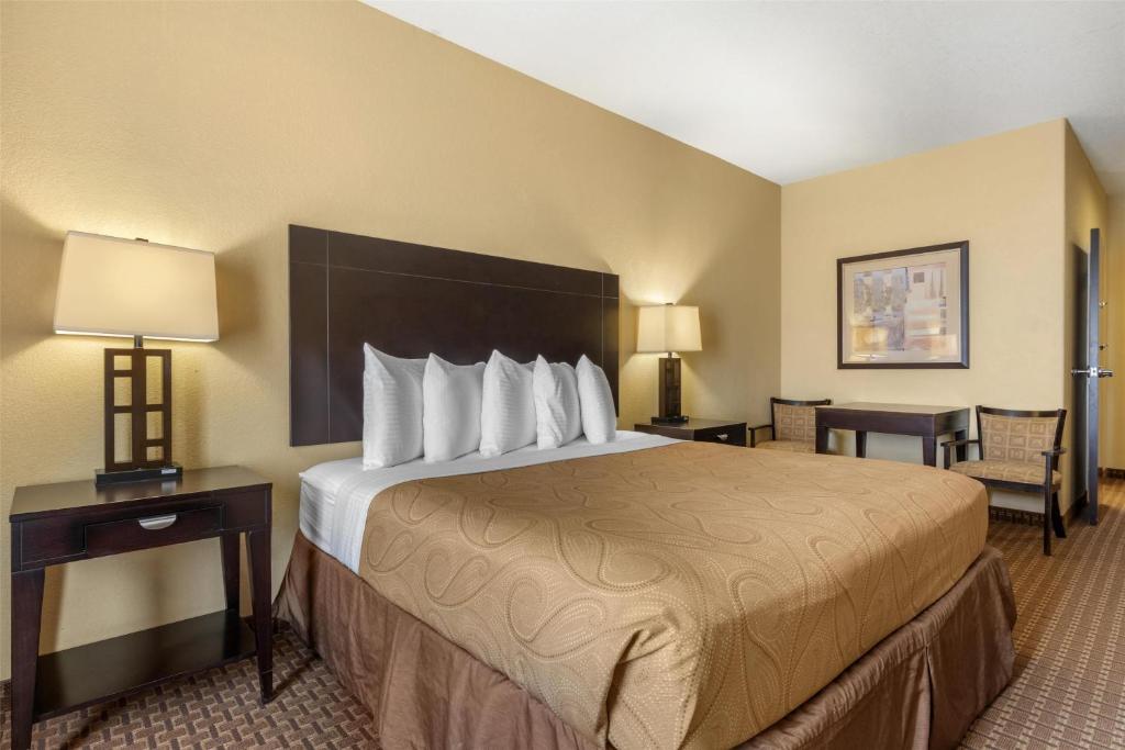 Best Western Bastrop Pines Inn - King Room - Disability Access