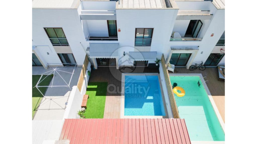 un edificio con piscina in un edificio di Private Pool Luxury Barreiro VIlla a Barreiro