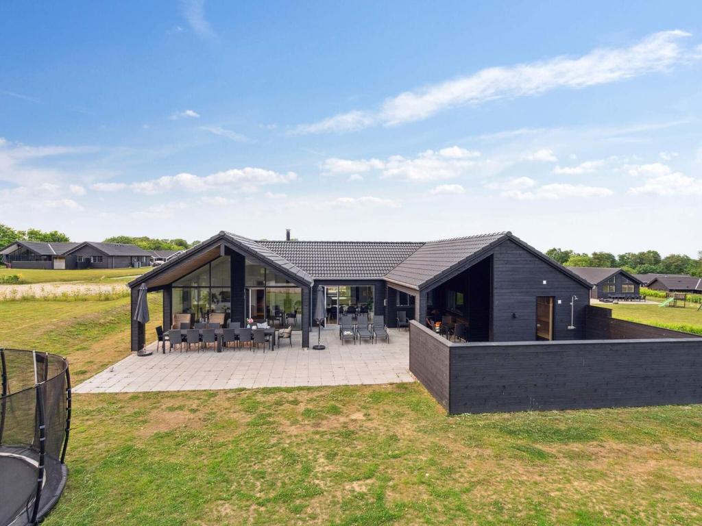 Casa negra grande con patio y césped en 5 star holiday home in Sydals, en Sarup