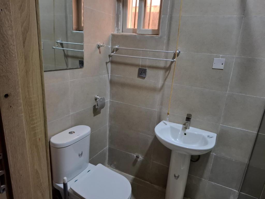 Ένα μπάνιο στο Very Cosy Four Bed Terrace Duplex Home